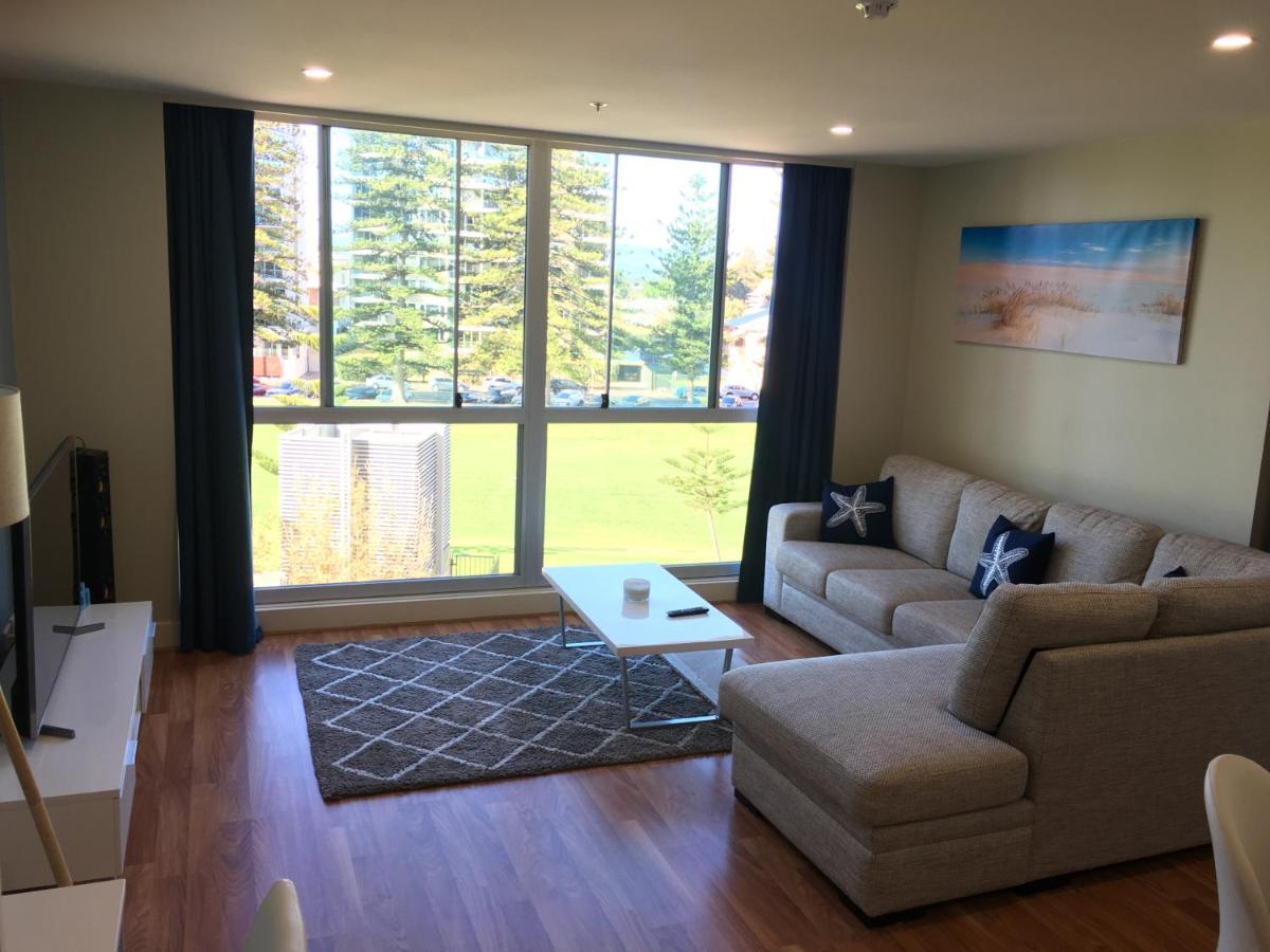 Beachside Luxury One & Two Bedroom In Beachfront Oaks Pier Building Apartment Glenelg