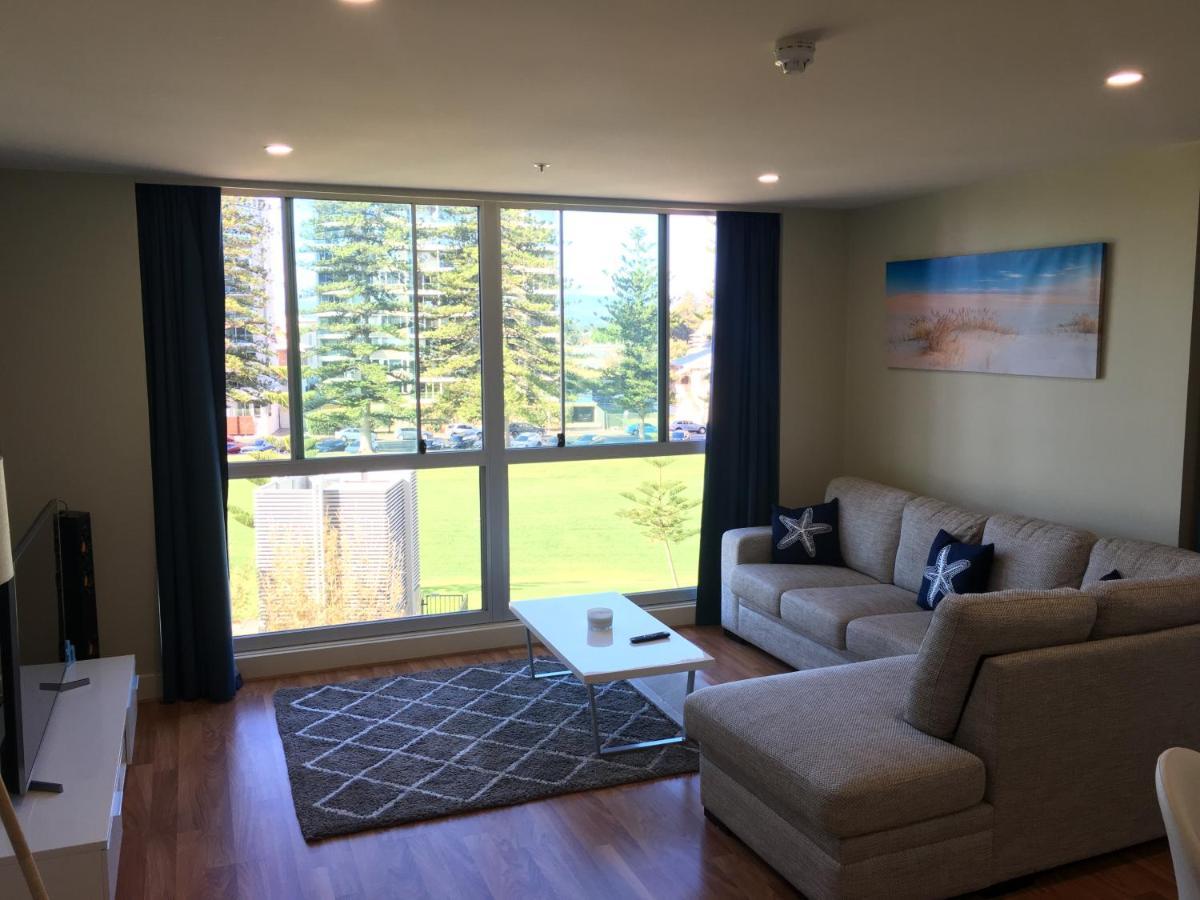 Beachside Luxury One & Two Bedroom In Beachfront Oaks Pier Building Apartment Glenelg