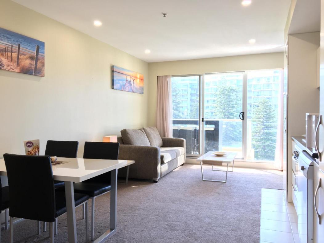 Beachside Luxury One & Two Bedroom In Beachfront Oaks Pier Building Apartment Glenelg