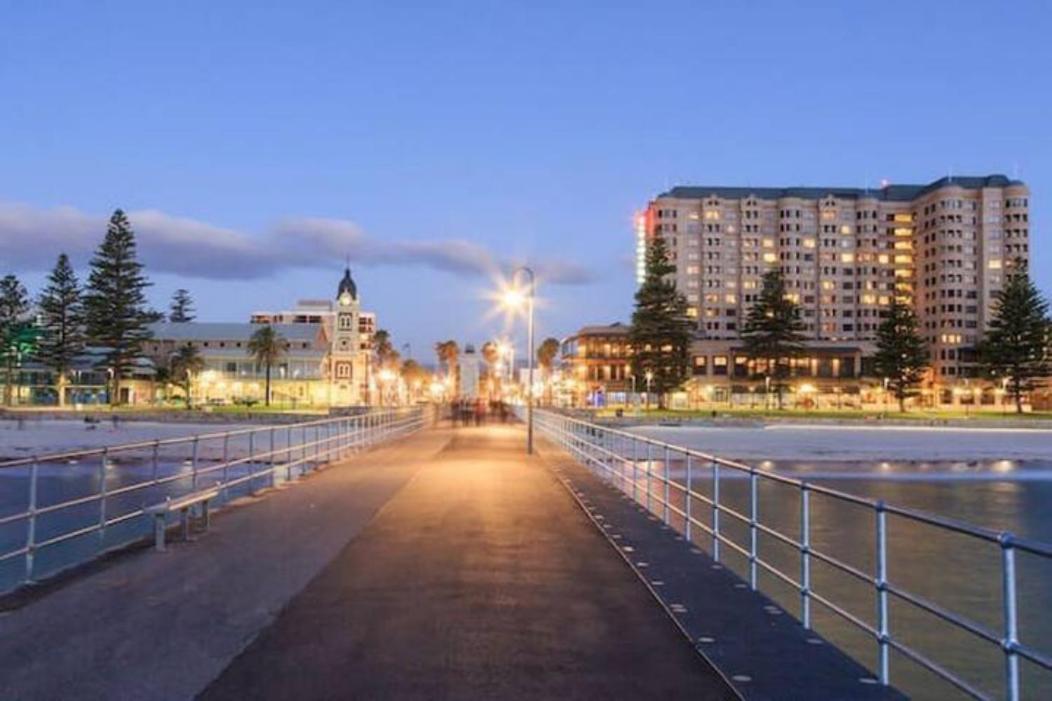 Apartment Beachside Luxury One & Two Bedroom In Beachfront Oaks Pier Building Glenelg