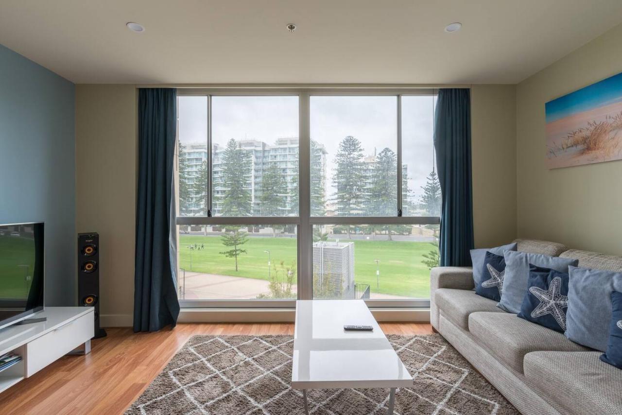 Beachside Luxury One & Two Bedroom In Beachfront Oaks Pier Building * Glenelg