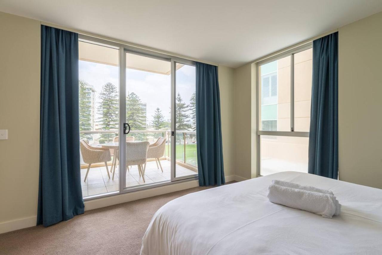 Beachside Luxury One & Two Bedroom In Beachfront Oaks Pier Building Apartment Glenelg