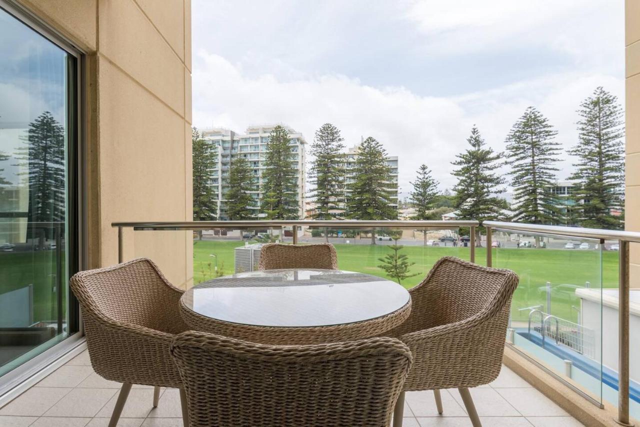 Beachside Luxury One & Two Bedroom In Beachfront Oaks Pier Building * Glenelg