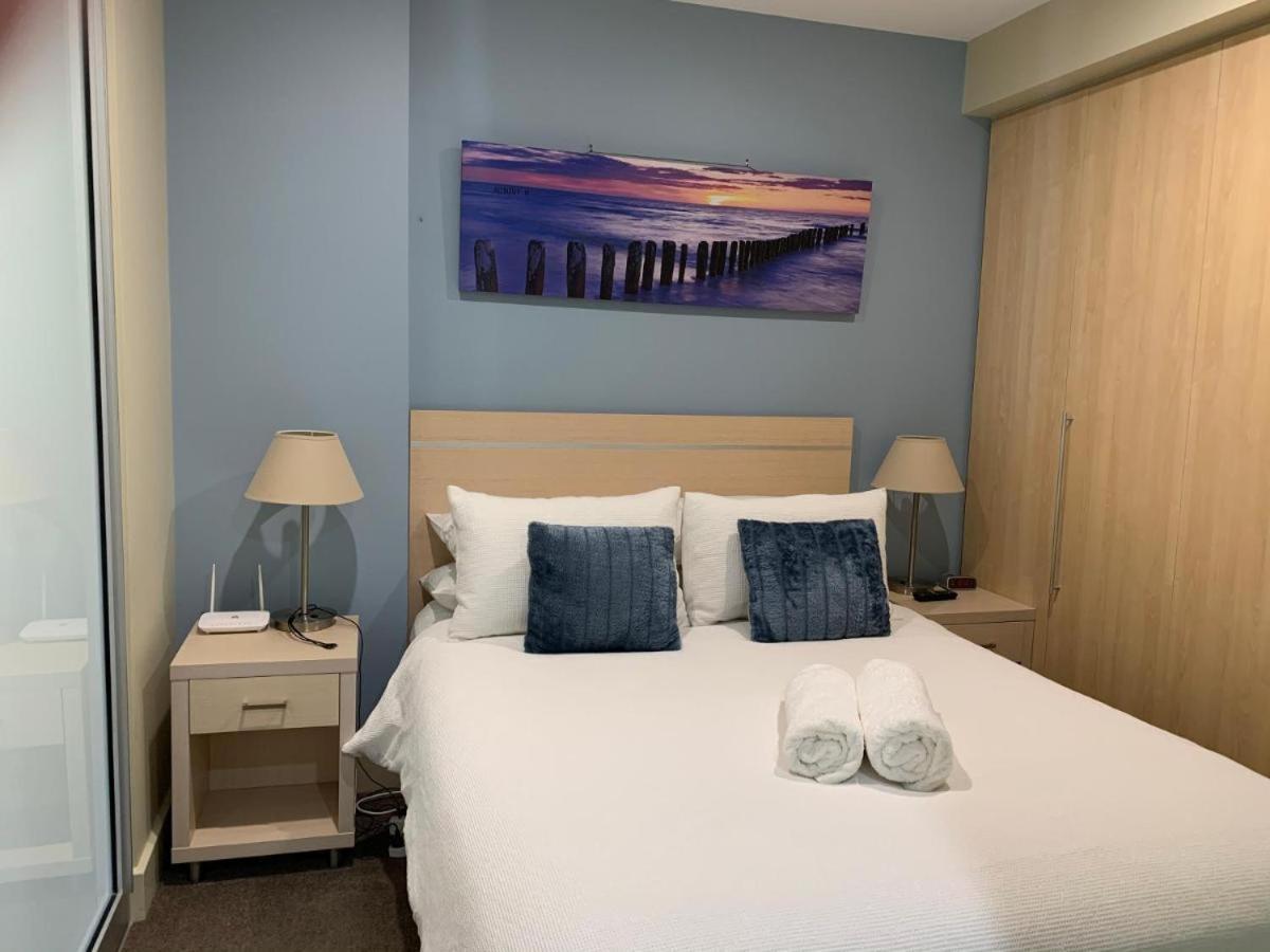 Apartment Beachside Luxury One & Two Bedroom In Beachfront Oaks Pier Building Glenelg