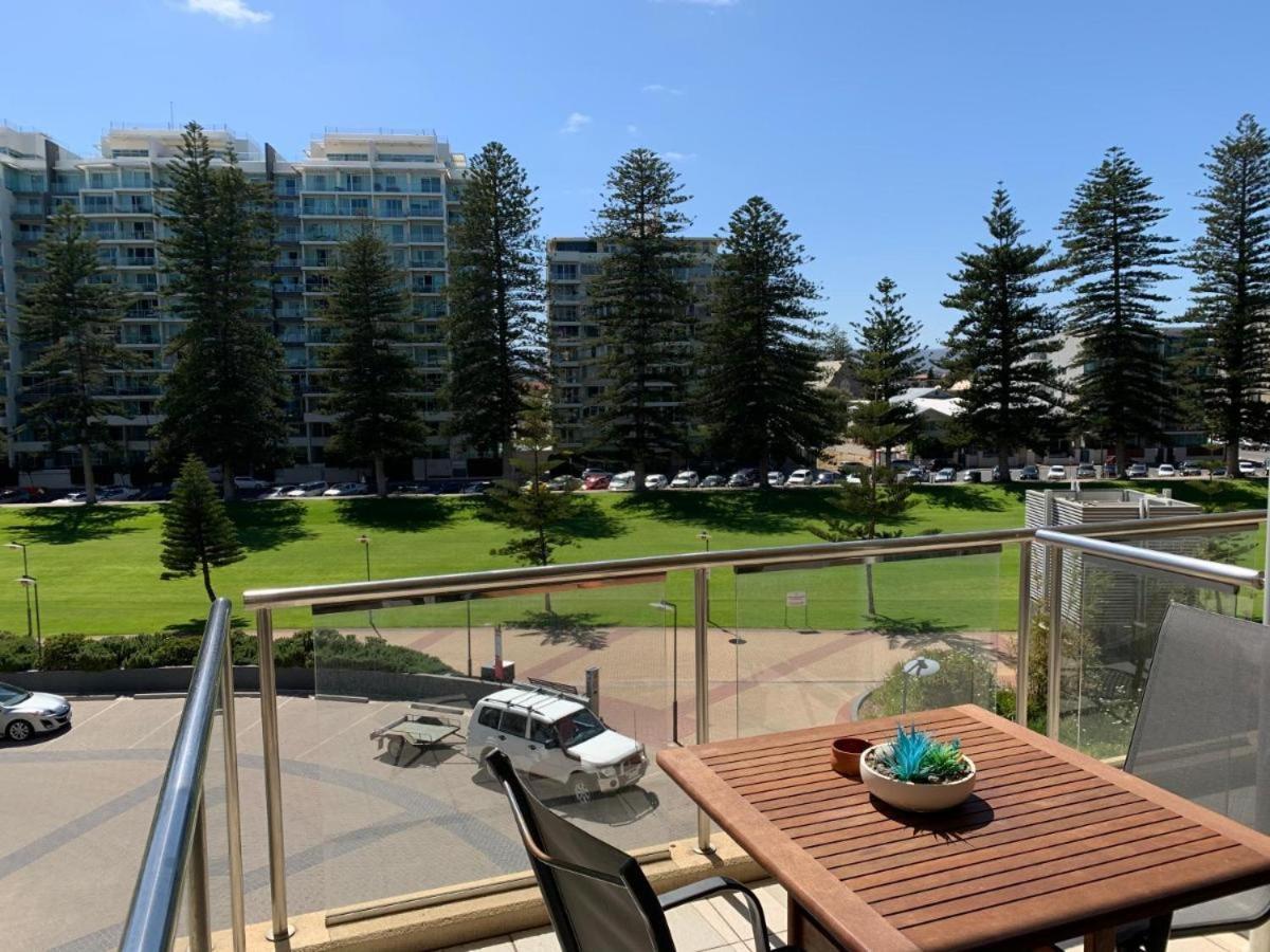 Apartment Beachside Luxury One & Two Bedroom In Beachfront Oaks Pier Building Glenelg