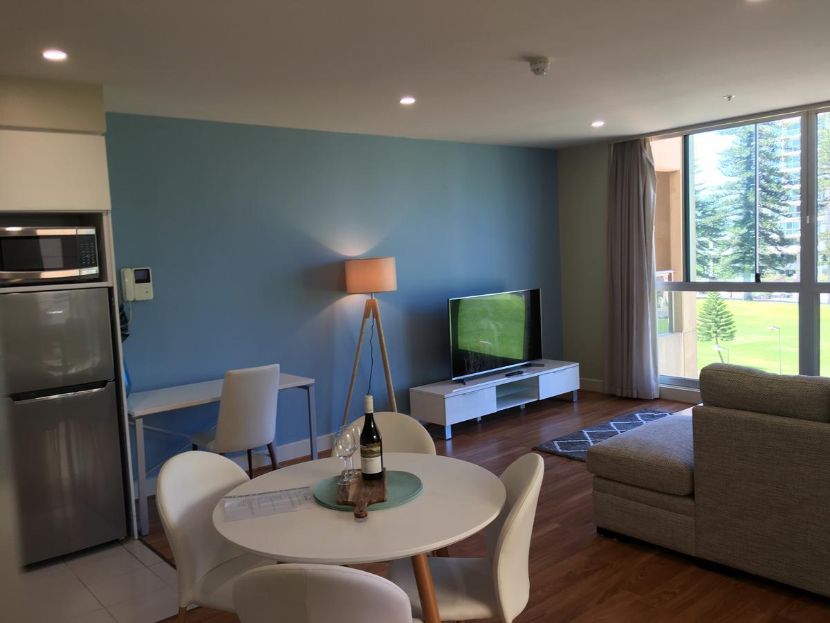Beachside Luxury One & Two Bedroom In Beachfront Oaks Pier Building Glenelg