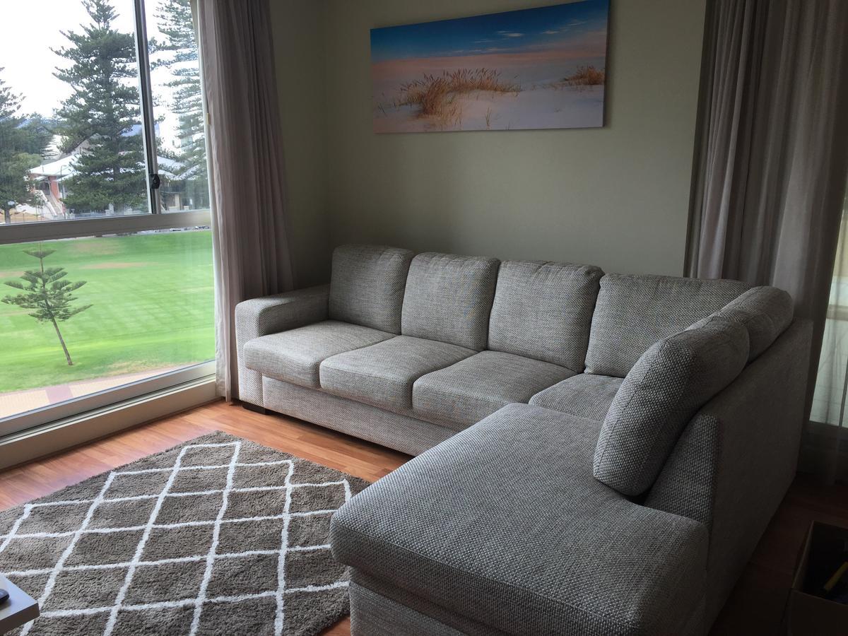 Beachside Luxury One & Two Bedroom In Beachfront Oaks Pier Building * Glenelg