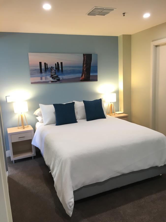 Beachside Luxury One & Two Bedroom In Beachfront Oaks Pier Building Apartment Glenelg
