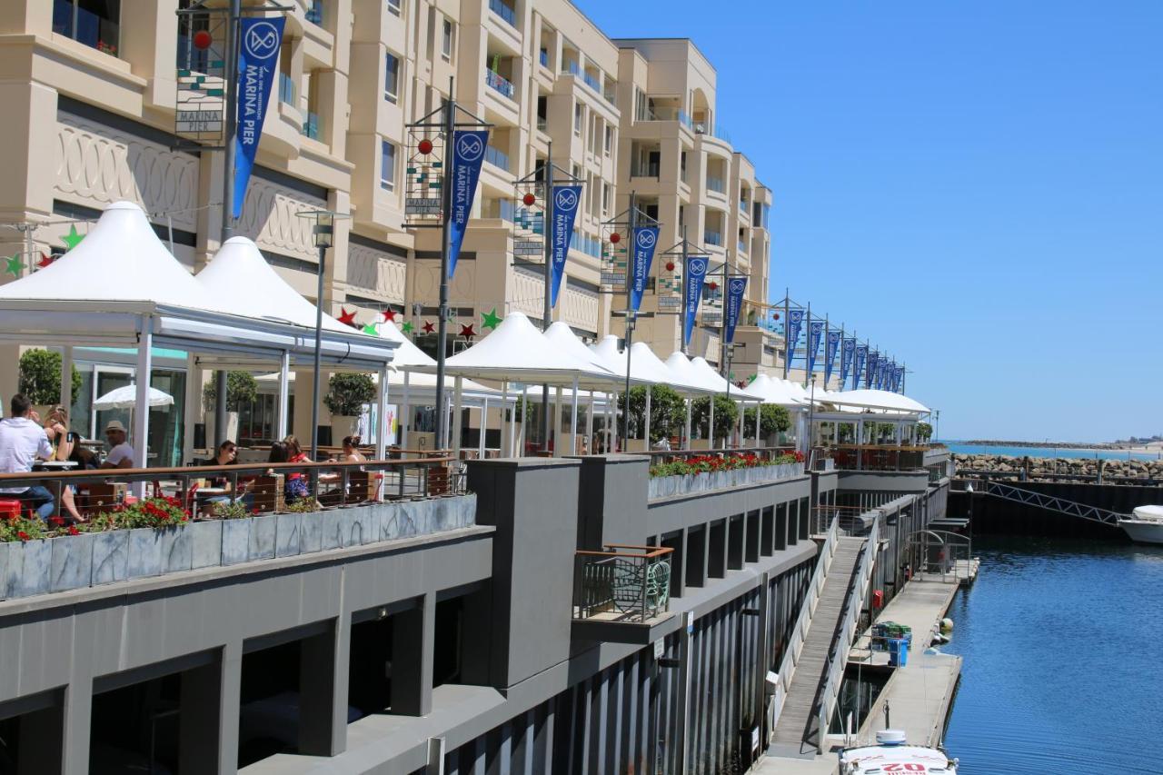 Beachside Luxury One & Two Bedroom In Beachfront Oaks Pier Building Glenelg