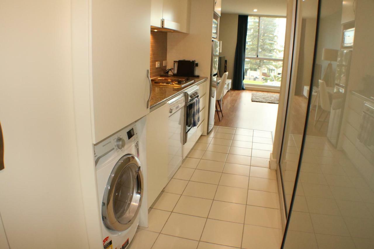 Beachside Luxury One & Two Bedroom In Beachfront Oaks Pier Building Glenelg